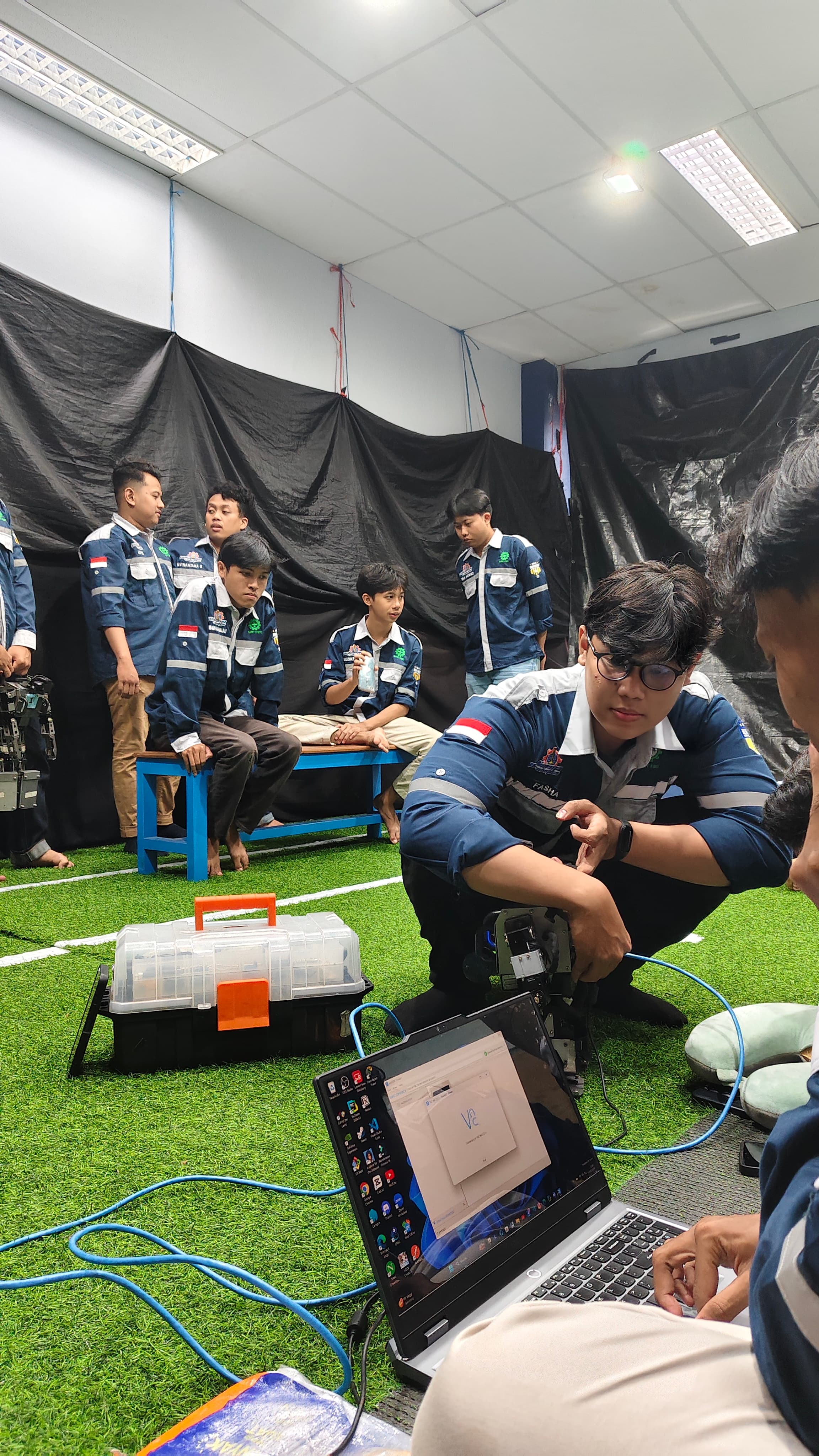 Diskusi & evaluasi performa pergerakan tim AROC_PL di lab.